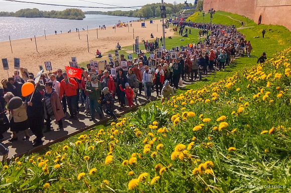 В «Бессмертном полку» в Великом Новгороде прошло больше 15 тысяч человек